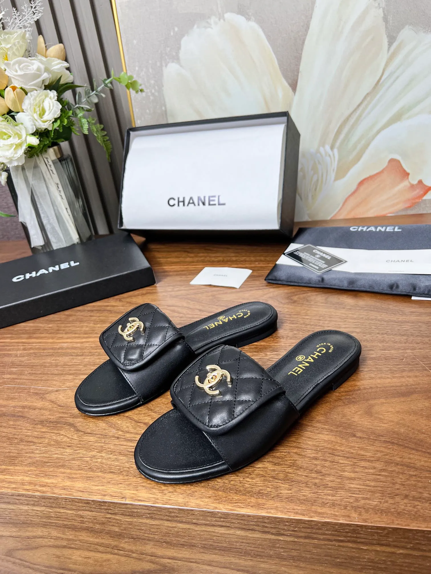 👟👟Ex-factory price 440👟👟Chanel classic slippers✅, very classic made of diamond-patterned cowhide😊 And it also has Chanel's classic gold buckle, heel, comfortable and easy to wear. Fabric: cowhide. Lining: cow lining. Color: black, white. Size: 35-42 (41, 42 can be customized and non-returnable). Outsole: Made of genuine leather outsole. Packaging: with card, cloth bag
